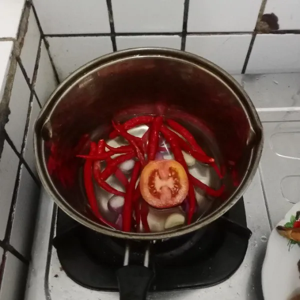 Rebus bahan sambal ulek hingga layu.