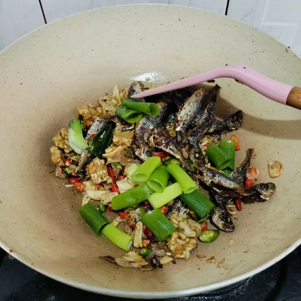 masukan daun bawang, masak sebentar