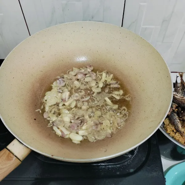 tumis bawang merah dan bawang putih hingga harum