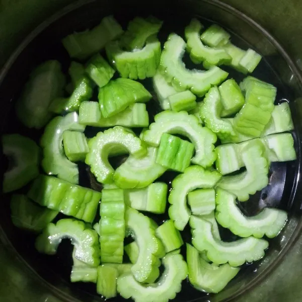 Rebus pare sebentar, tiriskan.