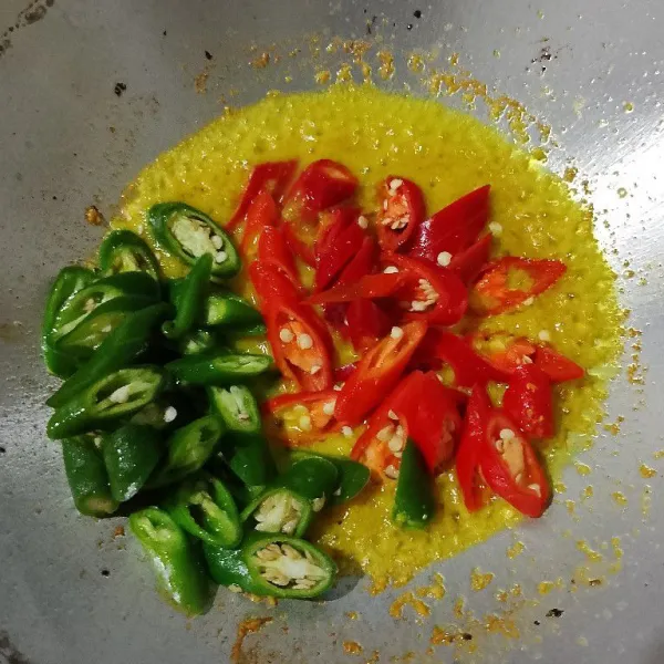 Masukan cabe merah dan cabe hijau besar, aduk rata.