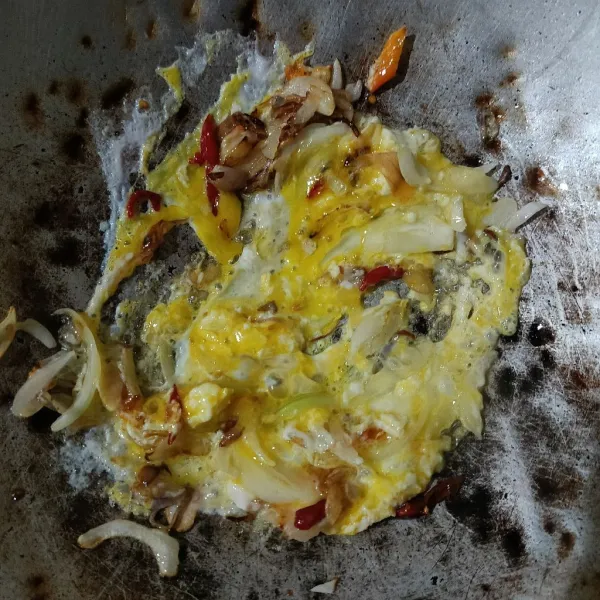 Masukkan telur kemudian orak-arik.
