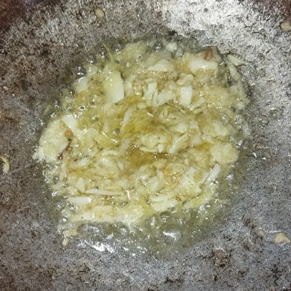 Haluskan bawang putih, lalu tumis.
