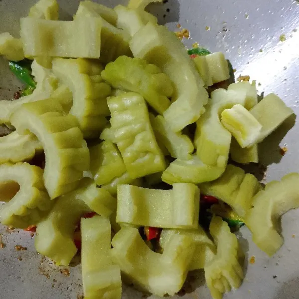 Masukan pare, aduk rata.