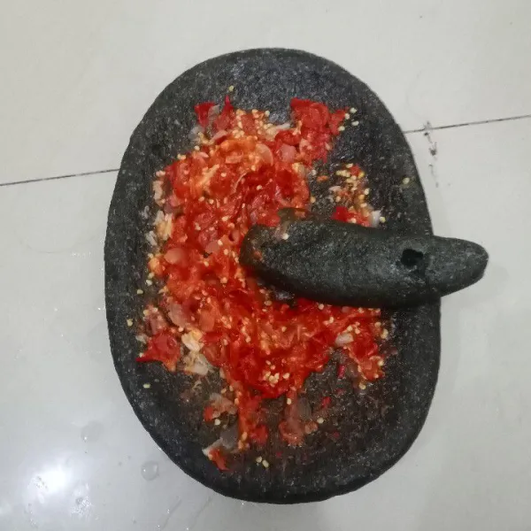 Ulek kasar sambal (sesuai selera).