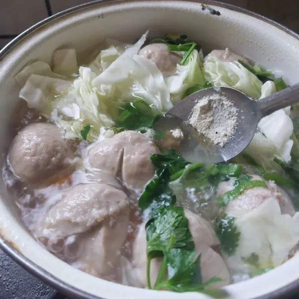 Masukkan garam, kaldu bubuk, merica aduk rata. Koreksi rasa dan matikan kompor