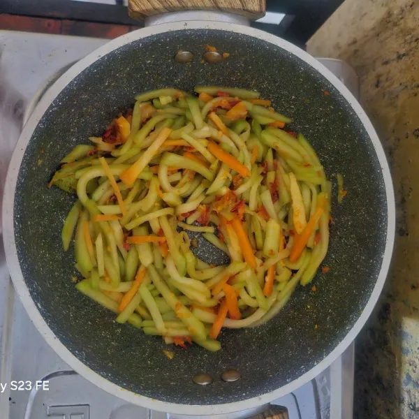 Masukkan labu siam, garam, penyedap rasa , gula kemudian aduk hingga bumbu tercampur merata. Masak hingga keluar airnya atau mendidih.