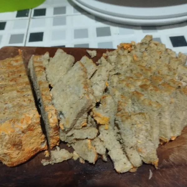 Cuci oncom lalu potong-potong sisihkan.