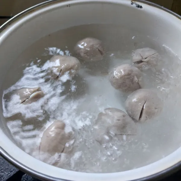 Rebus air hingga mendidih masukkan bakso