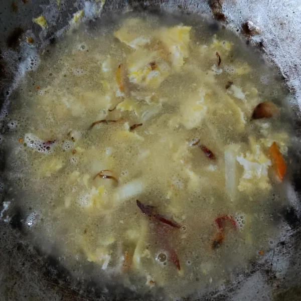 Tambahkan sekitar dua gelas air.