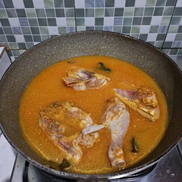Tambahkan air, lalu biarkan mendidih.