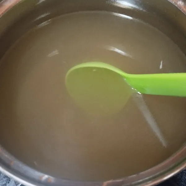 Larutkan gula pasir dengan air panas, sampai gula larut. Biarkan sampai hangat kuku.