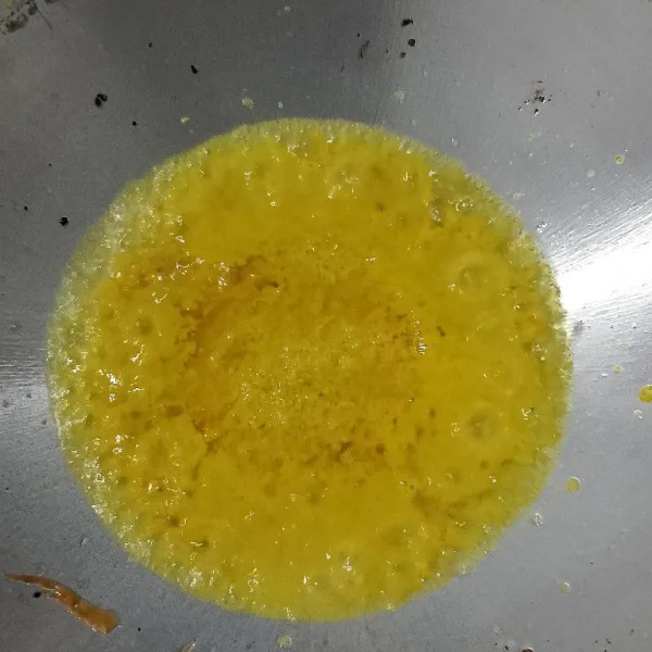 Tumis bumbu halus hingga harum.