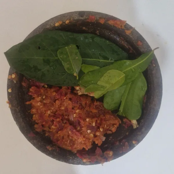 Haluskan bumbu seperti bawang merah, bawang putih, cabe keriting, cabe rawit, kunyit dan kemiri. Geprek laos.