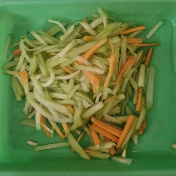 Kupas dan potong korek memanjang. Remas-remas labu siam  dengan 1 sdm garam agar hilang getahnya dan agak layu. Kemudian bilas bersih menggunakan air.