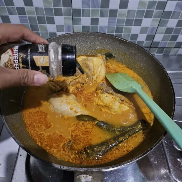 Setelah itu, masukkan bahan seasoning. Masak hingga matang dan bumbu meresap. Koreksi rasanya.