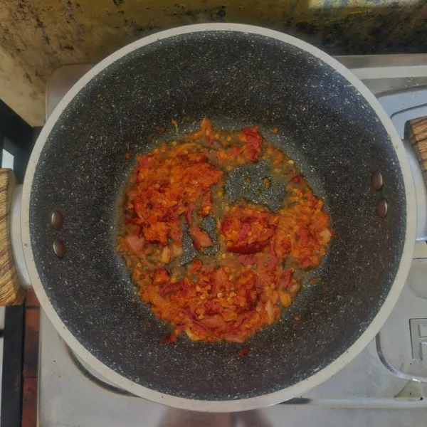 Tumis bumbu hingga bau langunya hilang atau hingga bumbu matang.
