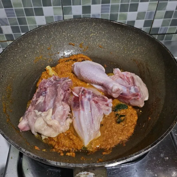 Setelah itu, masukkan ayam. Kemudian, tumis sebentar hingga berubah warna.
