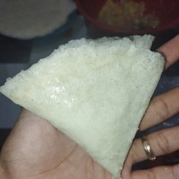 Masukkan dalam kulit lumpia, kemudian bentuk menjadi segitiga.