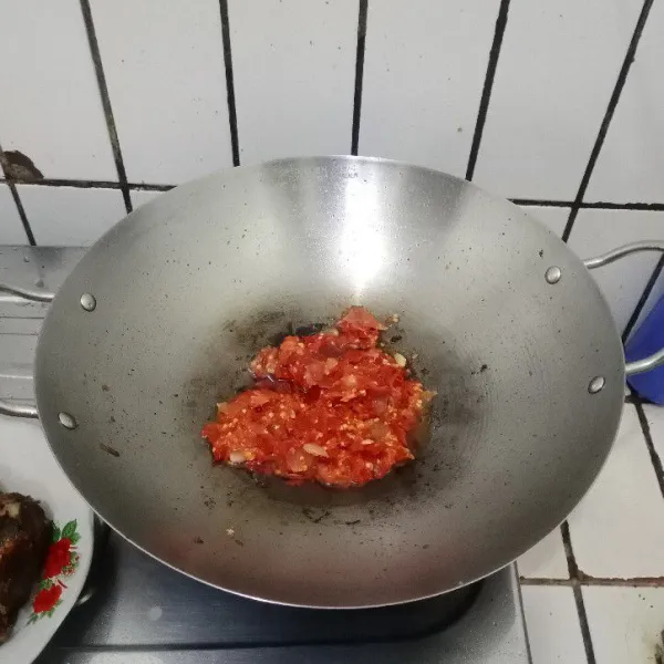 Masak lagi sambal yang diulek tadi hingga matang. Tambahkan gula dan garam. Kemudian, koreksi rasa.