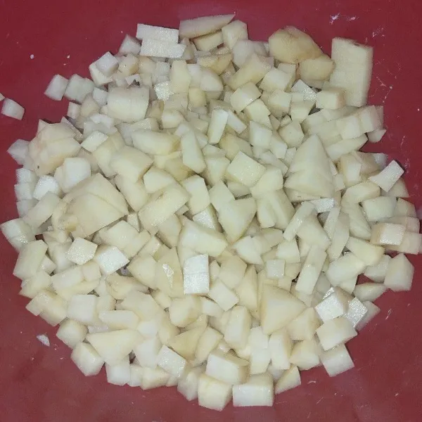 Potong kecil-kecil kentang.
