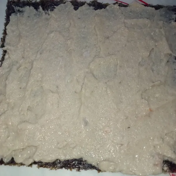 Tiriskan Nori di atas siluman kemudian letakkan adonan dimsum di atas Nori.