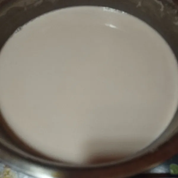 Setelah 30 mnt adonan akan mengembang. Lalu masukkan baking powder aduk rata.