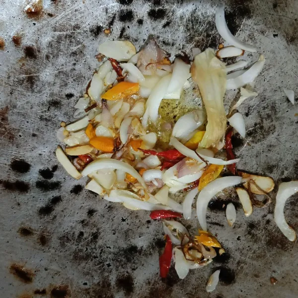 Tumis bumbu kecuali tomat ke dalam minyak panas sampai harum.