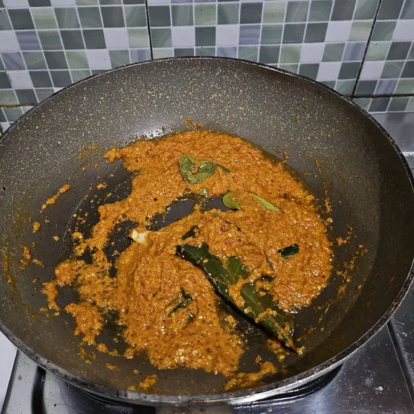 Tumis bumbu halus bersama daun pandan, serai, dan daun jeruk. Kemudian, tumis hingga bumbu tanak.