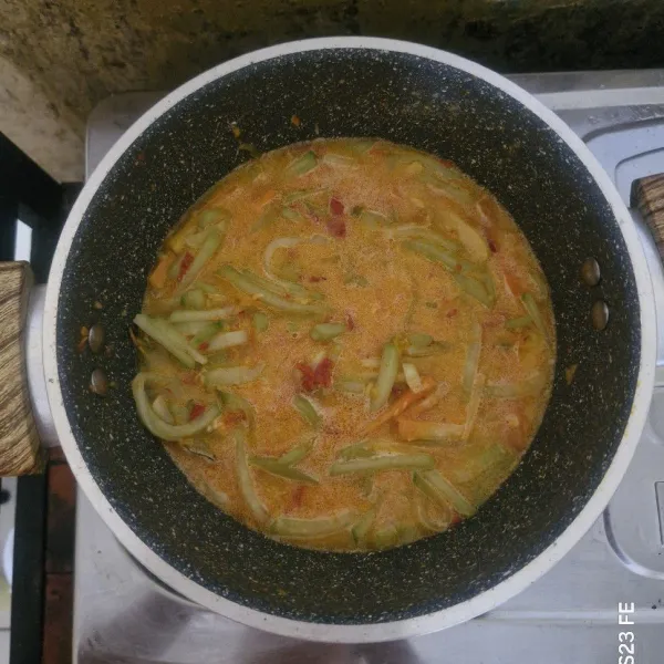 Tuangkan santan kemudian masak hingga matang.