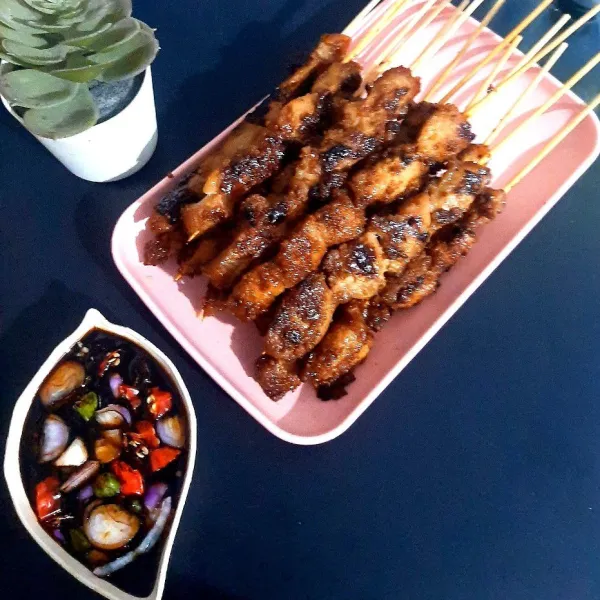Alhamdulillah. Sate sudah jadi, saya pakai sambel kecap karena stok kacang tanah habis, selamat mencoba.