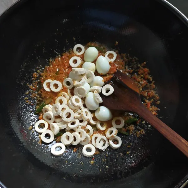 Kemudian, masukkan telur puyuh dan masukkan juga chikuwa. Setelah itu, aduk rata.