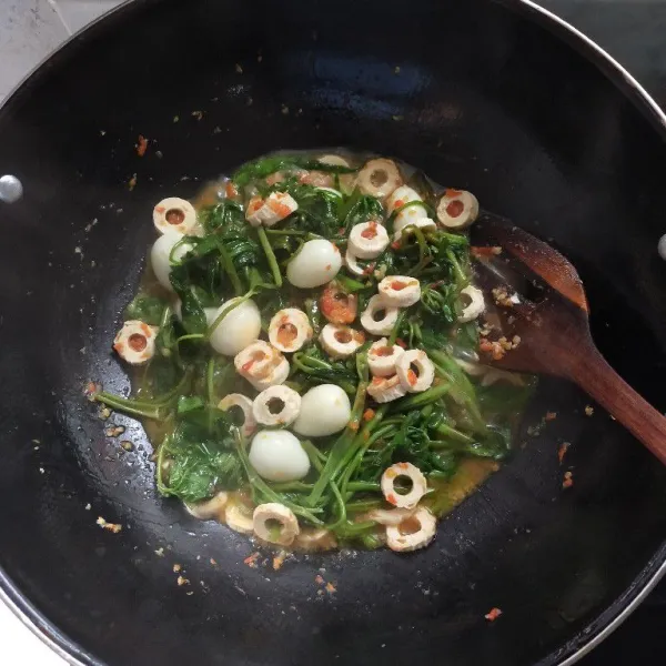 Aduk rata dan masak kangkung sebentar saja, lalu tes rasa, kemudian matikan api.