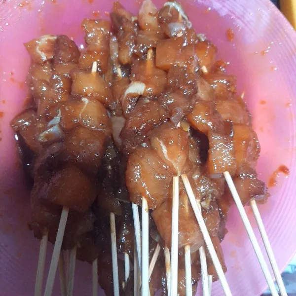 Tusuk daging ayam, isian sesuai selera, lakukan sampai semua selesai.