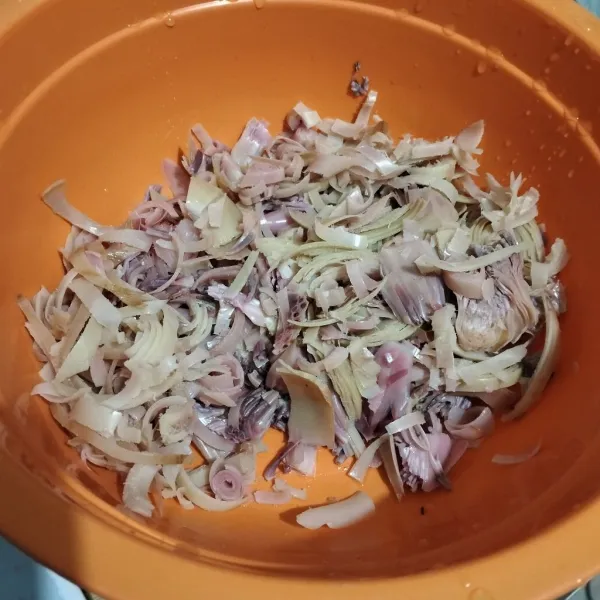 Cuci bersih dan potong kecombrang sesuai selera.