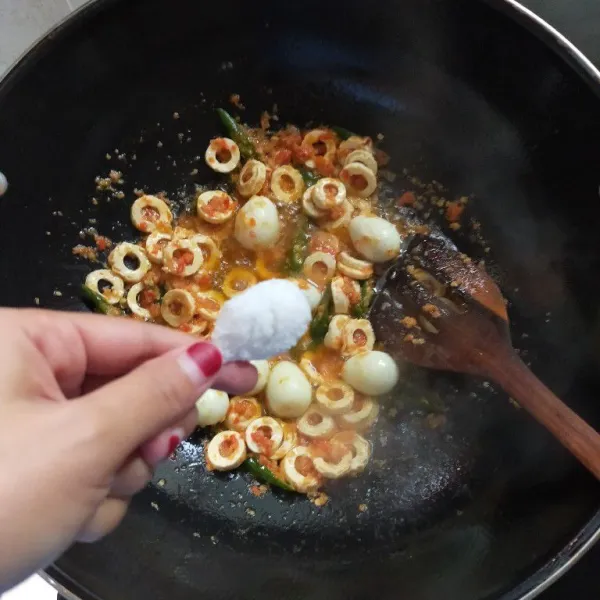 Beri garam, kaldu jamur, dan gula pasir.