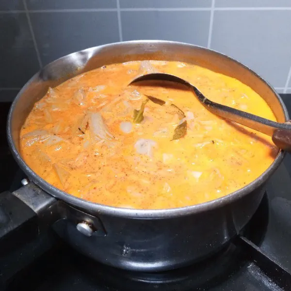 Masukkan ebi, santan, kaldu bubuk, dan garam. Aduk hingga merata. Tes rasa dulu. Masak hingga kuah mendidih.