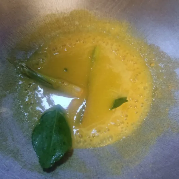 Panaskan minyak, tumis bumbu halus daun jeruk dan sereh hingga bumbu matang.