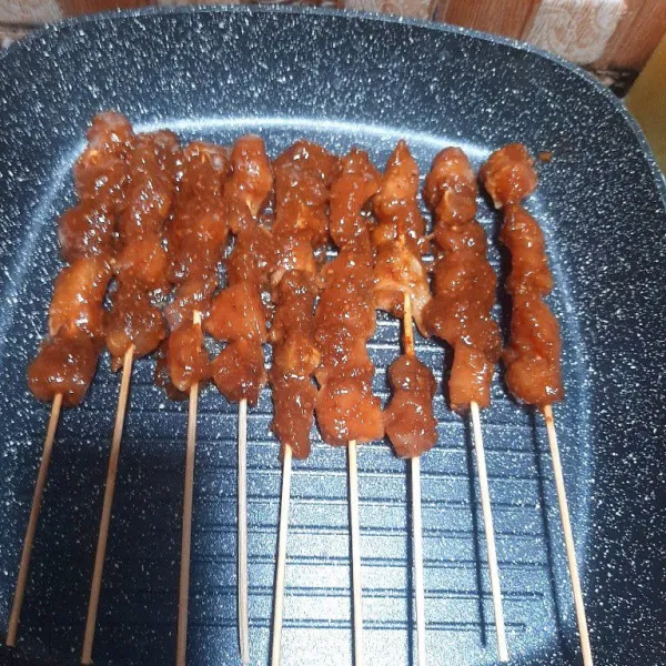 Panggang sate di teflon dengan api kecil saja, jangan lupa dicek bawahnya agar tidak gosong, balik sate, kalau sudah matang sisihkan, untuk sambal kecap mudah ya iris bawang merah dan cabe rawit lalu tambahkan kecap sesuai selera.