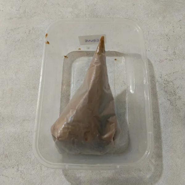 Campur semua bahan adonan kopi, aduk rata, lalu masukkan ke dalam piping bag. Sisihkan.