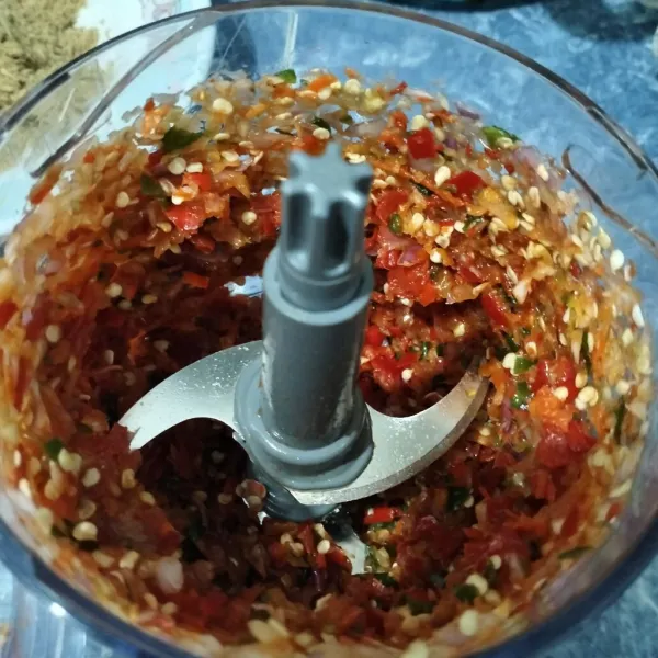 Lalu, chop halus semua bahan sambal.