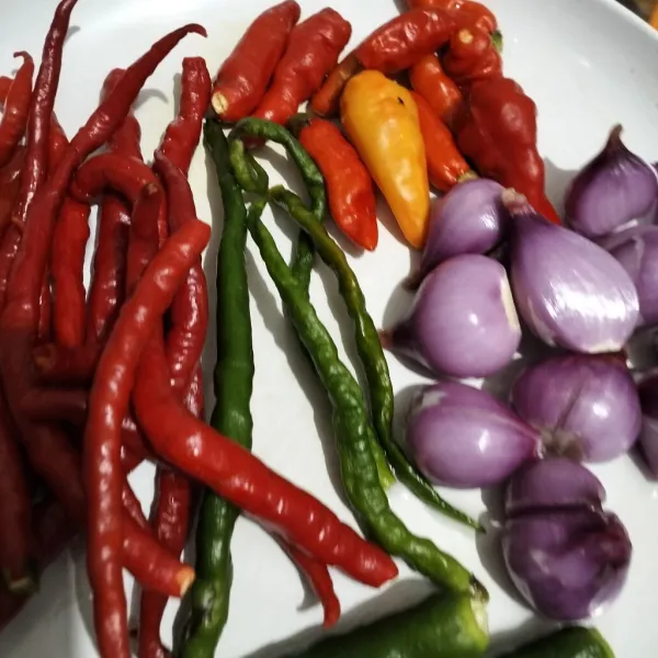 Cuci bersih bahan-bahan sambal.