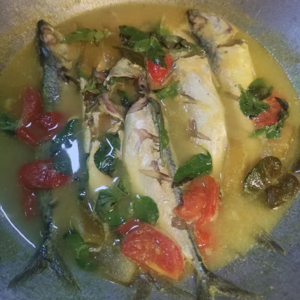 Masak hingga matang, terakhir masukkan daun kemangi, cicipi rasa dan sajikan.