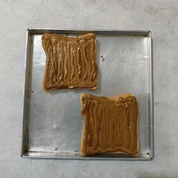 Letakkan adonan kopi  secara merata diatas permukaan roti. Panggang dalam oven suhu 200°C selama 10-15 menit atau sampai matang sesuaikan dengan oven masing-masing.