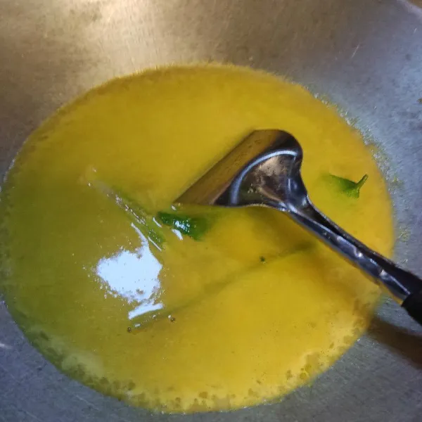 Tambahkan air, biarkan hingga mendidih.