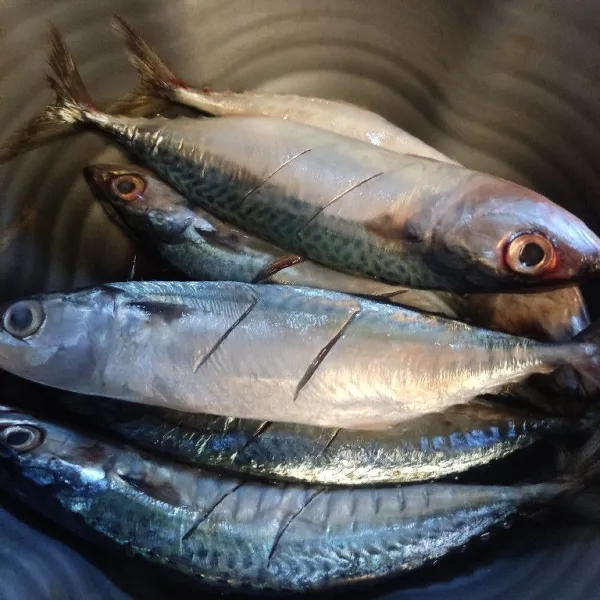 Bersihkan ikan, kemudian beri air jeruk nipis, diamkan beberapa menit lalu bilas ikan hingga bersih.