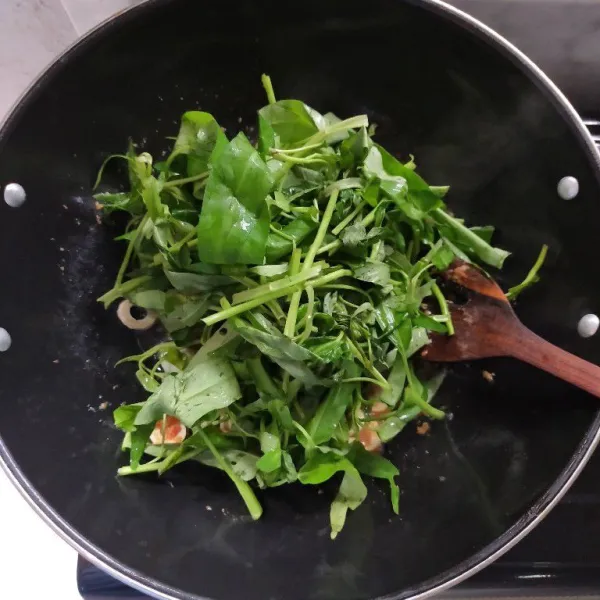 Terakhir, masukkan kangkung.