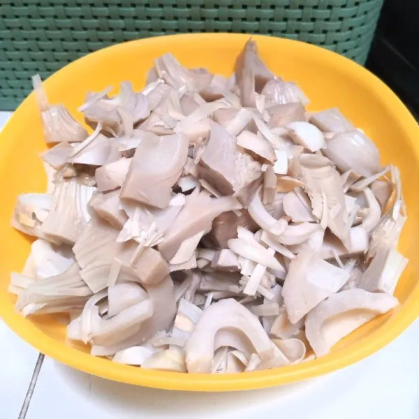Potong-potong nangka muda. Kemudian, cuci sampai bersih. Selanjutnya, rebus hingga empuk. Tiriskan.