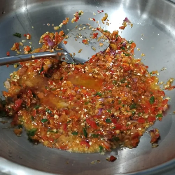 Panaskan minyak dalam wajan, lalu masukkan bahan sambal, tumis sampai matang.