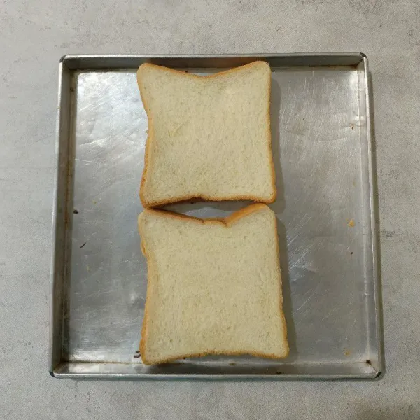 Kemudian tutup roti dengan bagian roti lainnya.